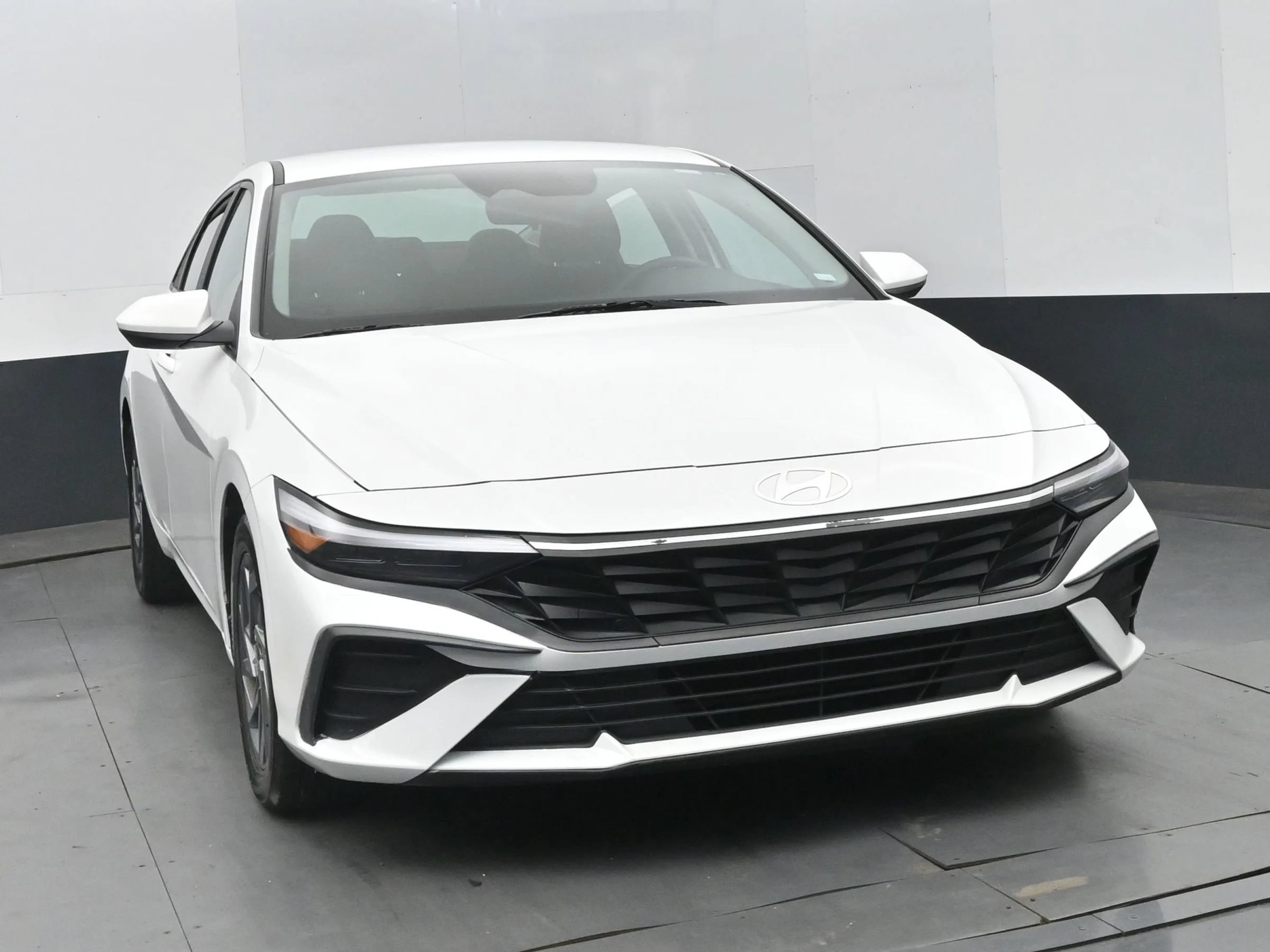 Used 2024 Hyundai Elantra SEL FWD image 3