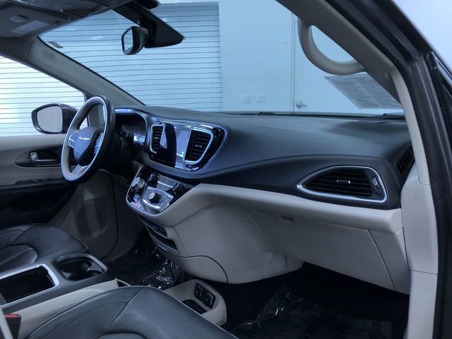 Used 2018 Chrysler Pacifica Limited w/ Tire & Wheel Group FWD image 25