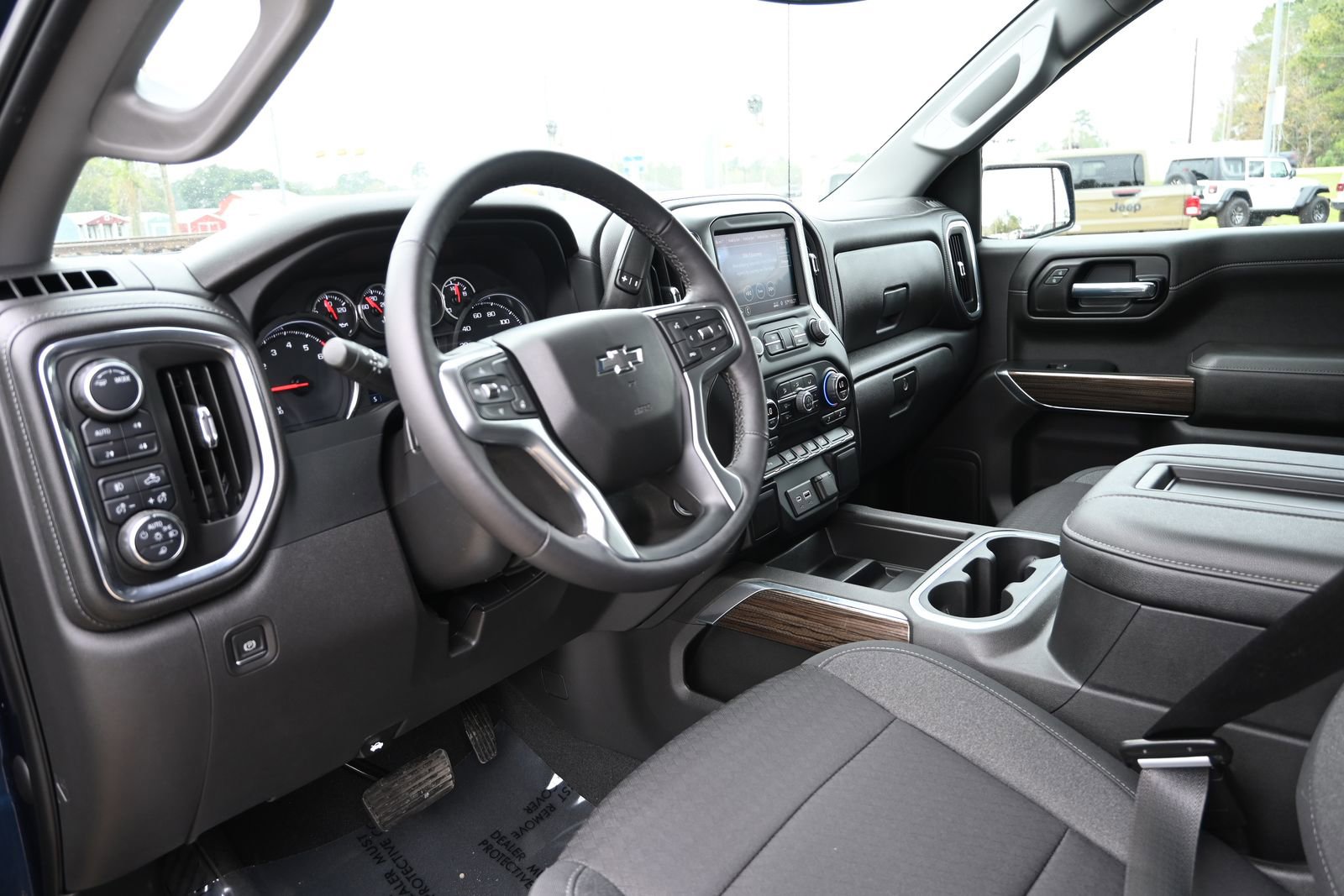 Used 2022 Chevrolet Silverado 1500 LT Trail Boss w/ Safety Package image 9