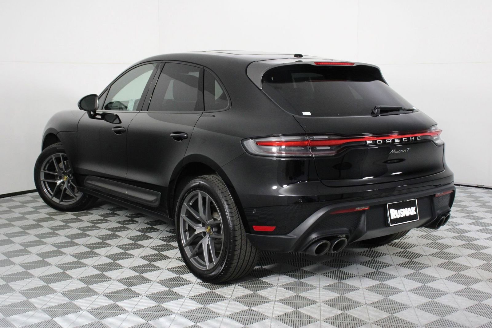 Certified 2025 Porsche Macan Turbo image 3
