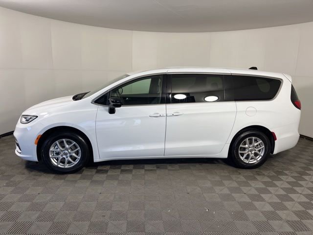 Used 2025 Chrysler Pacifica Select FWD image 4