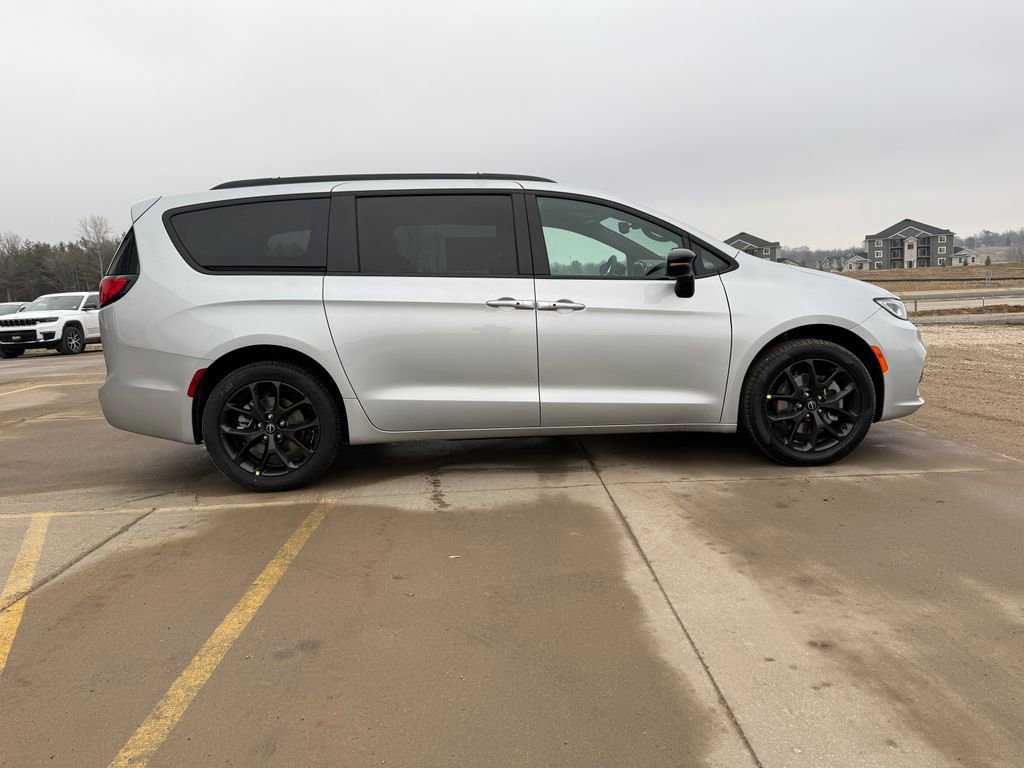 New 2026 Chrysler Pacifica Select w/ S Appearance Package AWD/4WD image 4