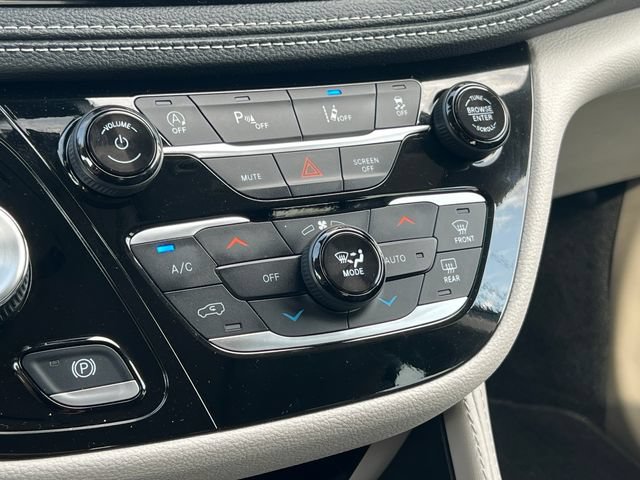 Used 2024 Chrysler Pacifica Limited FWD image 30