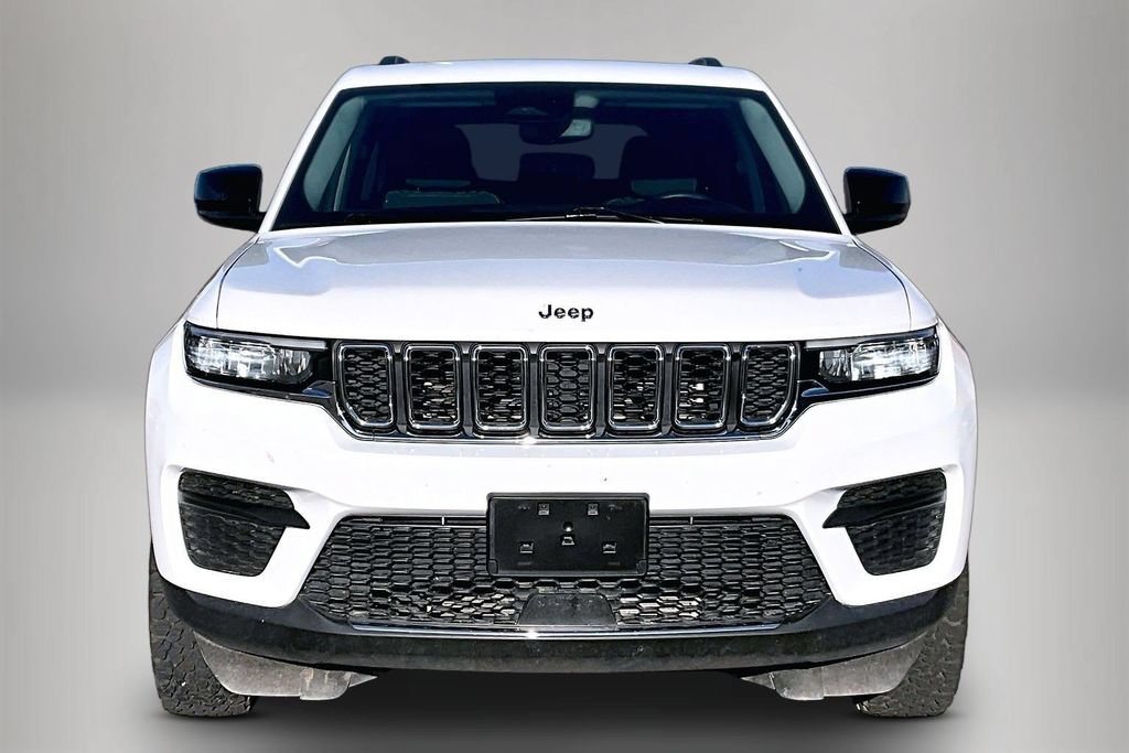 Used 2023 Jeep Grand Cherokee Laredo AWD/4WD image 2