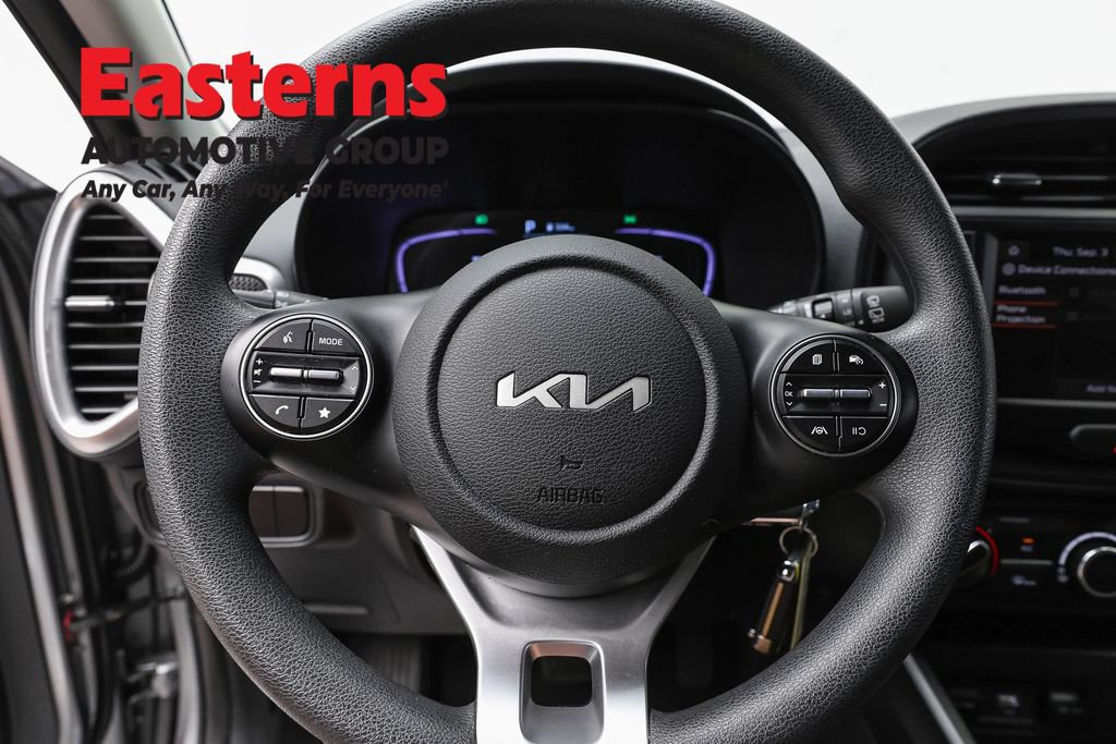 Used 2025 Kia Soul LX w/ LX Technology Package FWD image 10