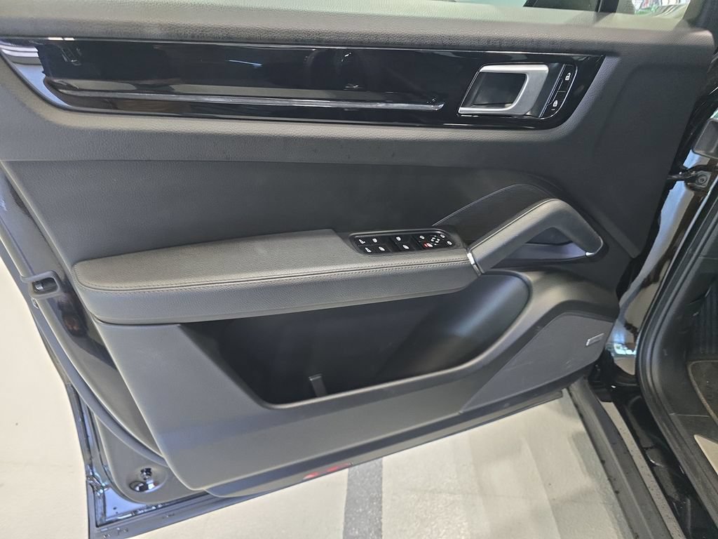 Used 2021 Porsche Cayenne AWD/4WD image 14