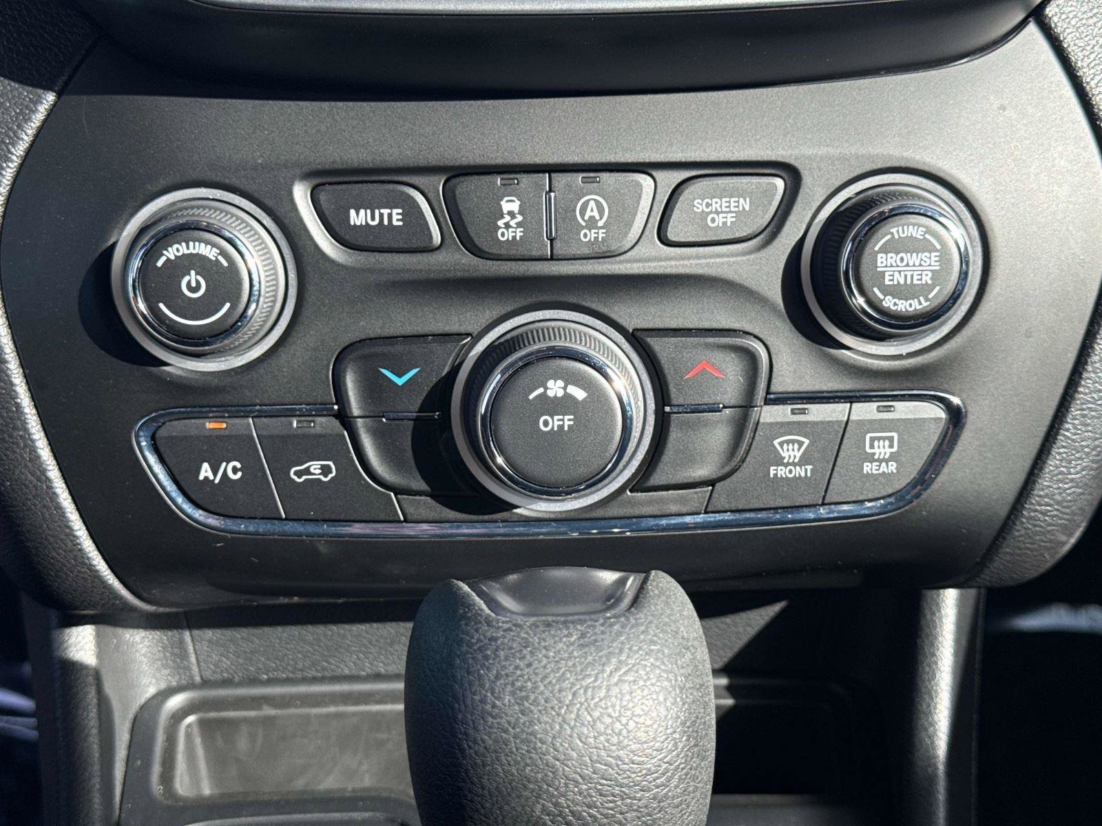 Used 2020 Jeep Cherokee Latitude w/ Cold Weather Group image 23