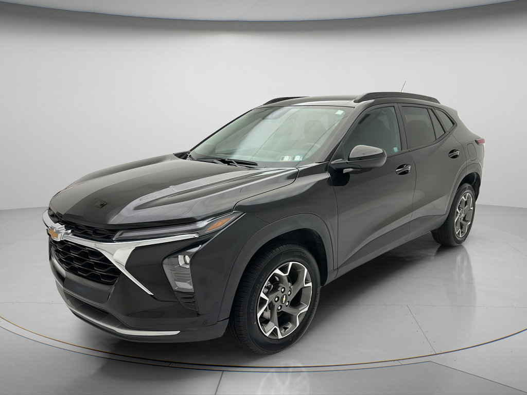 Used 2025 Chevrolet Trax LT w/ LT Convenience Package FWD image 3