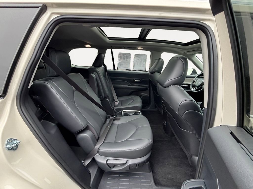 Used 2024 Toyota Grand Highlander Platinum image 11