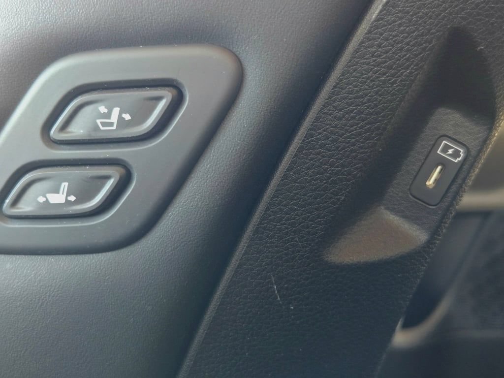 Used 2025 Kia Carnival EX FWD image 30
