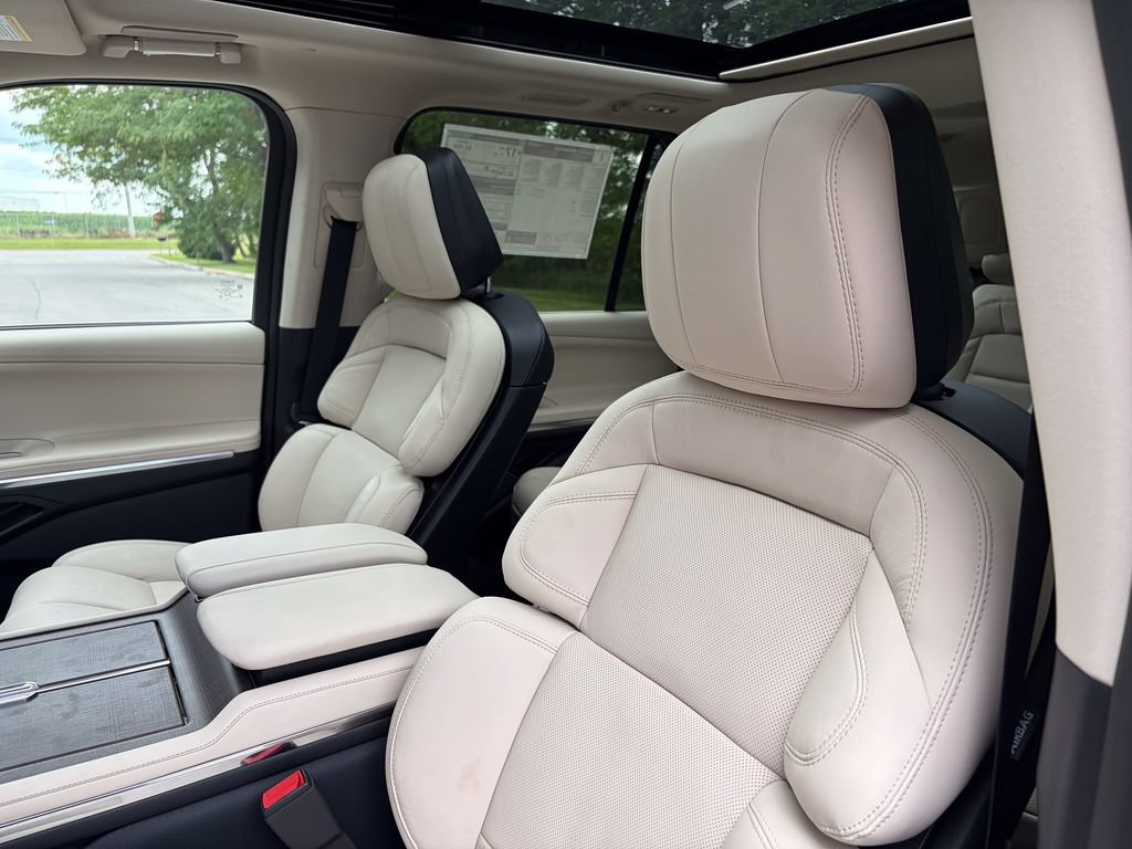 New 2027 Lincoln Navigator Reserve AWD/4WD image 12