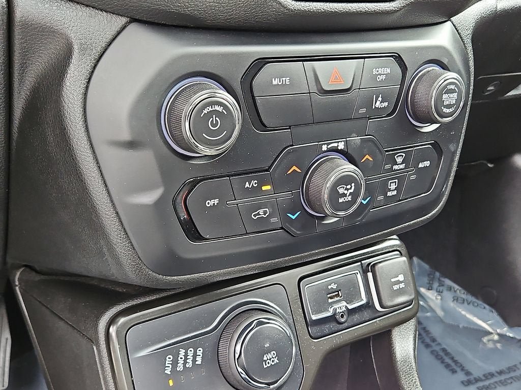 Used 2023 Jeep Renegade Altitude w/ Sun/Sound Group AWD/4WD image 16