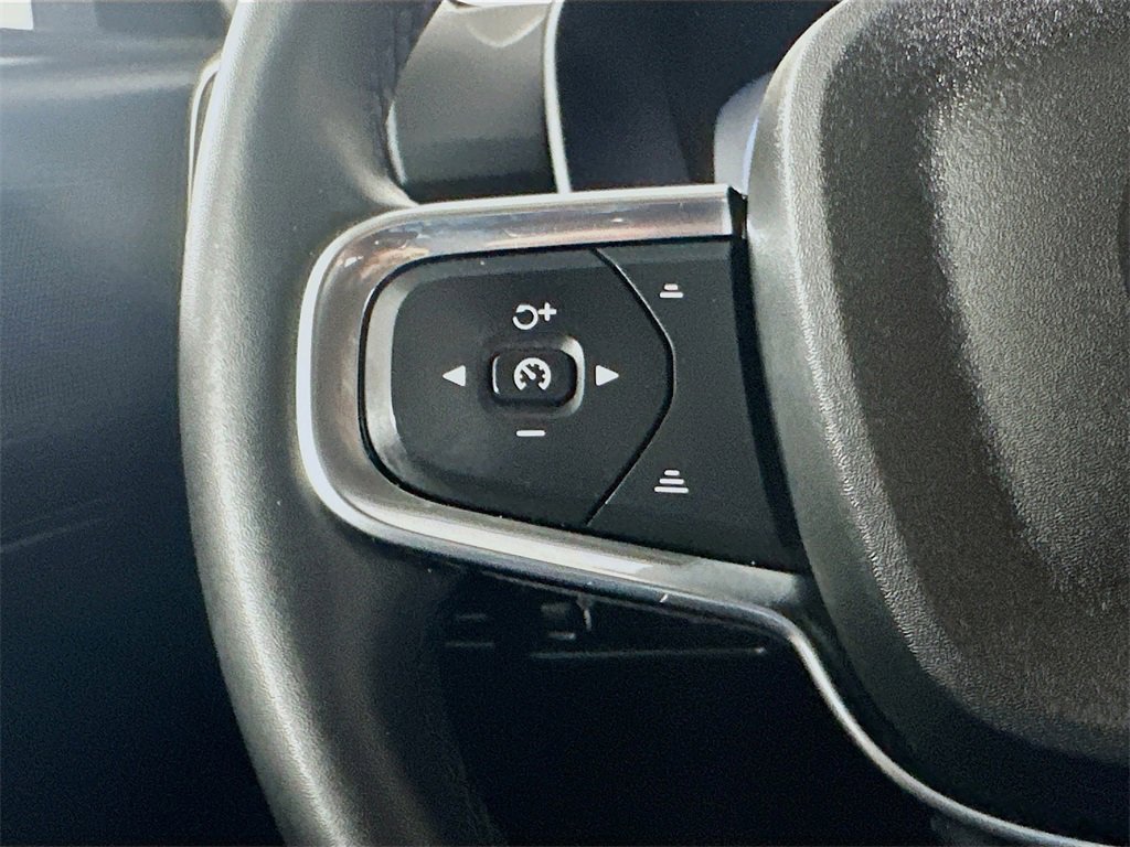 Used 2022 Volvo XC40 T4 Momentum image 25