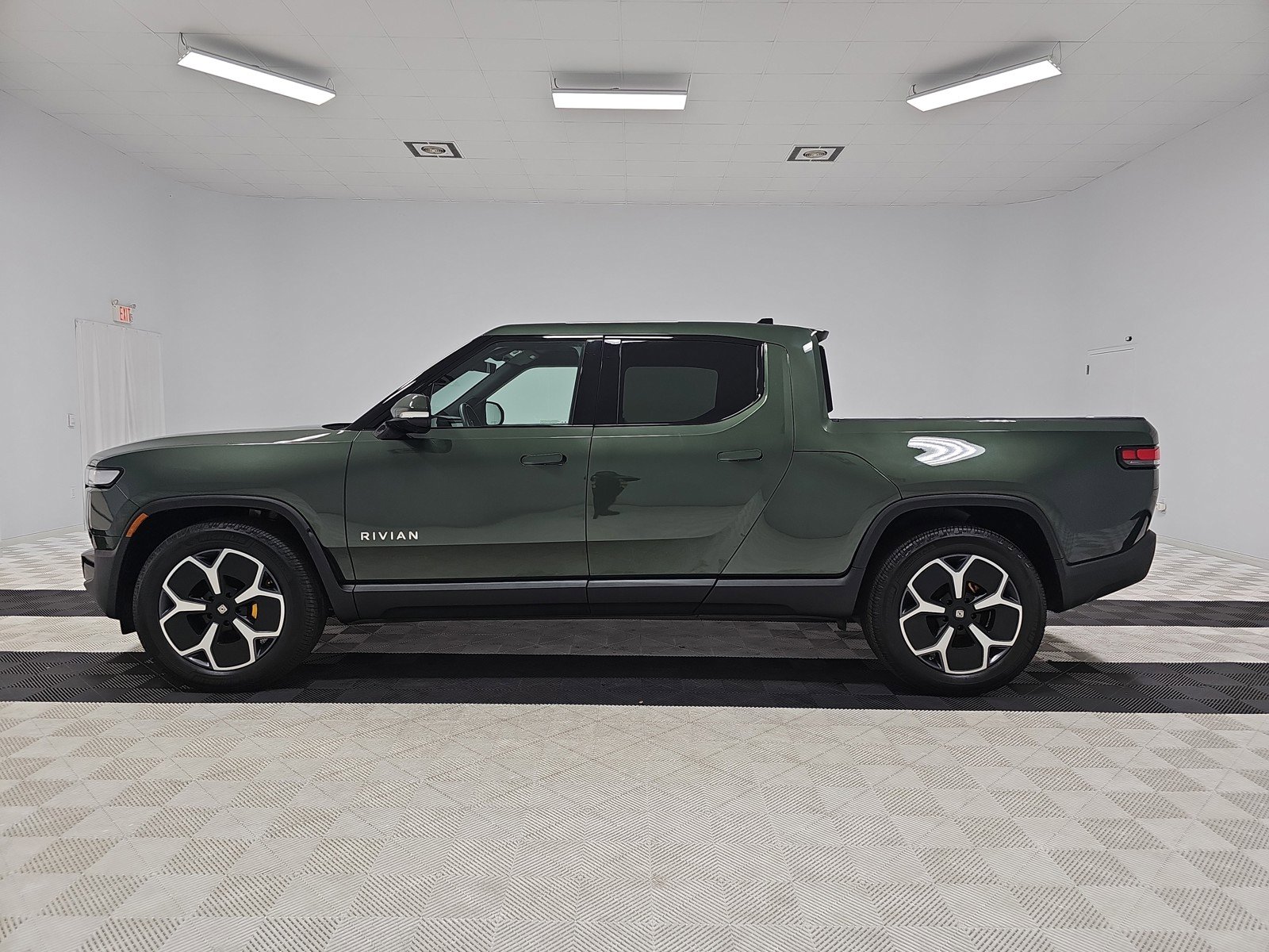 Used 2022 Rivian R1T Adventure image 2
