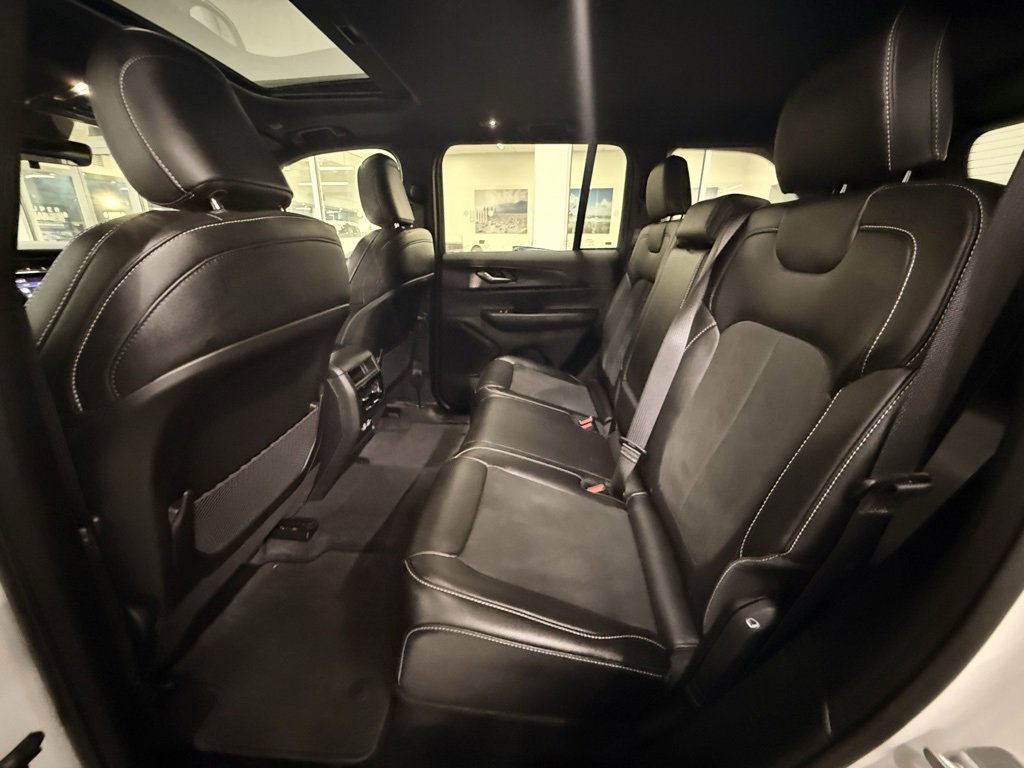 Certified 2025 Jeep Grand Cherokee Altitude image 19