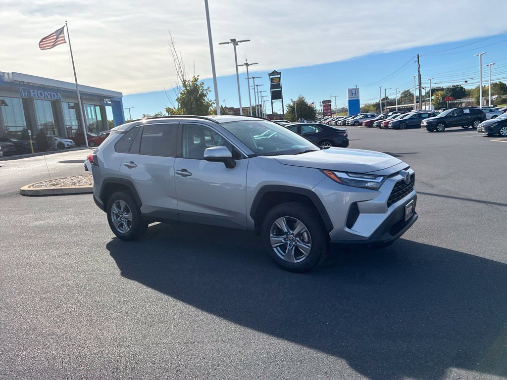 Used 2025 Toyota RAV4 XLE AWD/4WD image 3