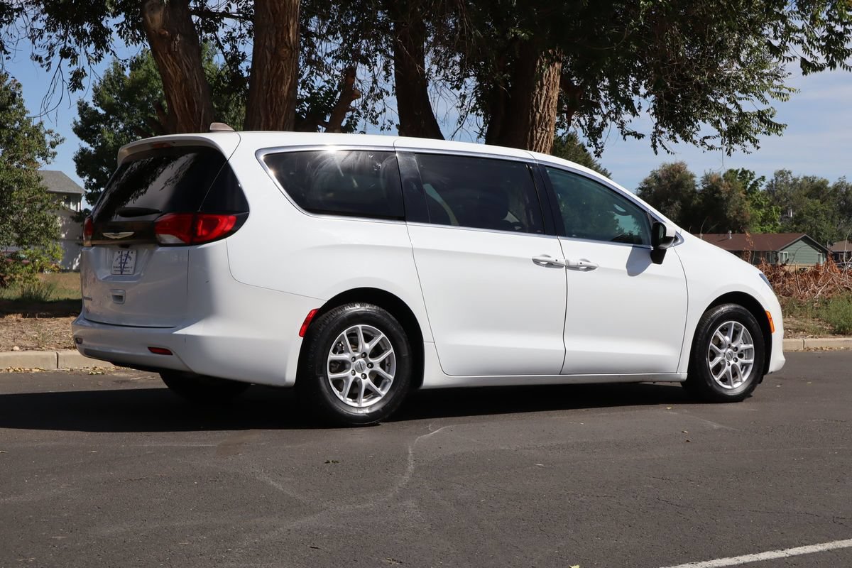 Used 2022 Chrysler Voyager LX FWD image 5