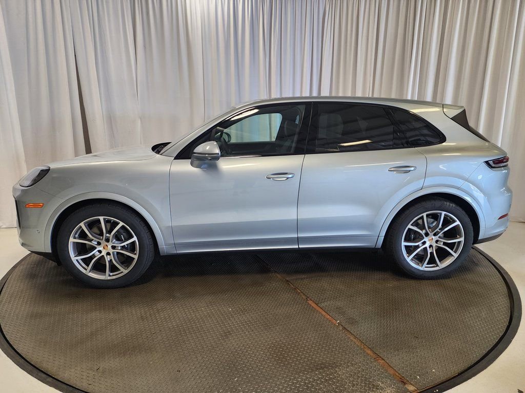 Used 2025 Porsche Cayenne image 2