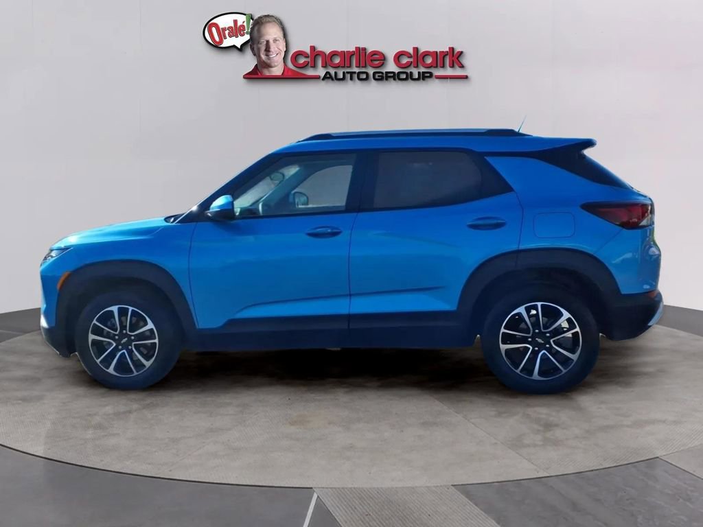Used 2025 Chevrolet TrailBlazer LT image 2