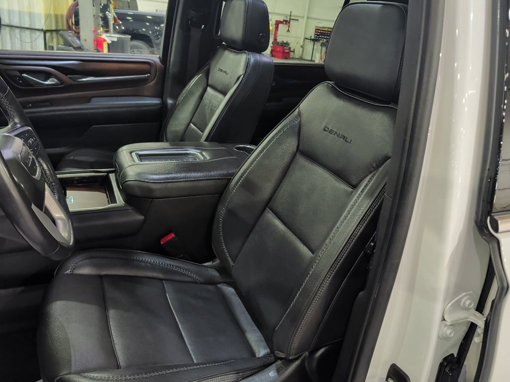 Used 2022 GMC Yukon XL Denali w/ Denali Premium Package image 12