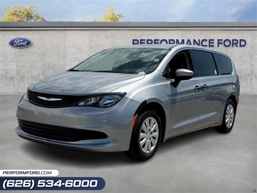 Used 2020 Chrysler Voyager L image 1