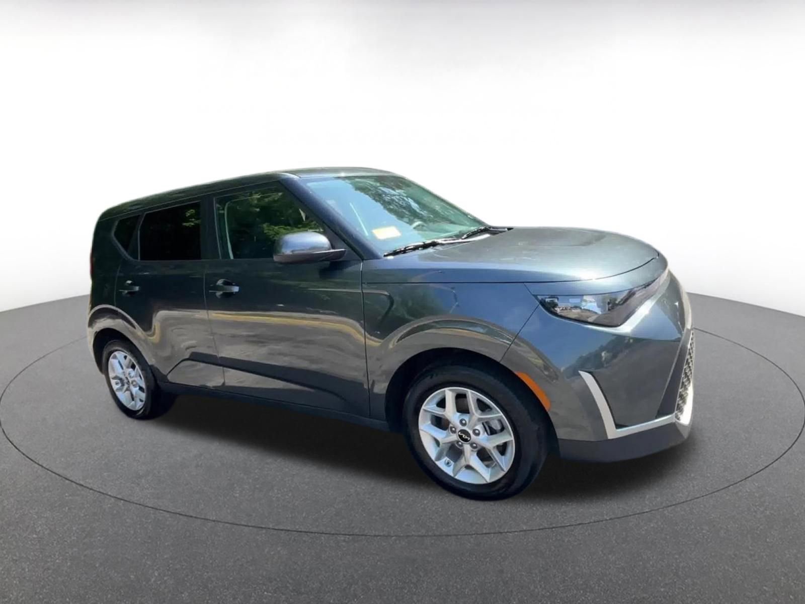 Used 2025 Kia Soul LX w/ LX Technology Package FWD image 2