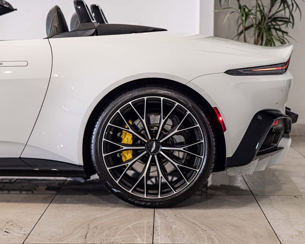 Used 2023 Aston Martin V8 Vantage Roadster image 7