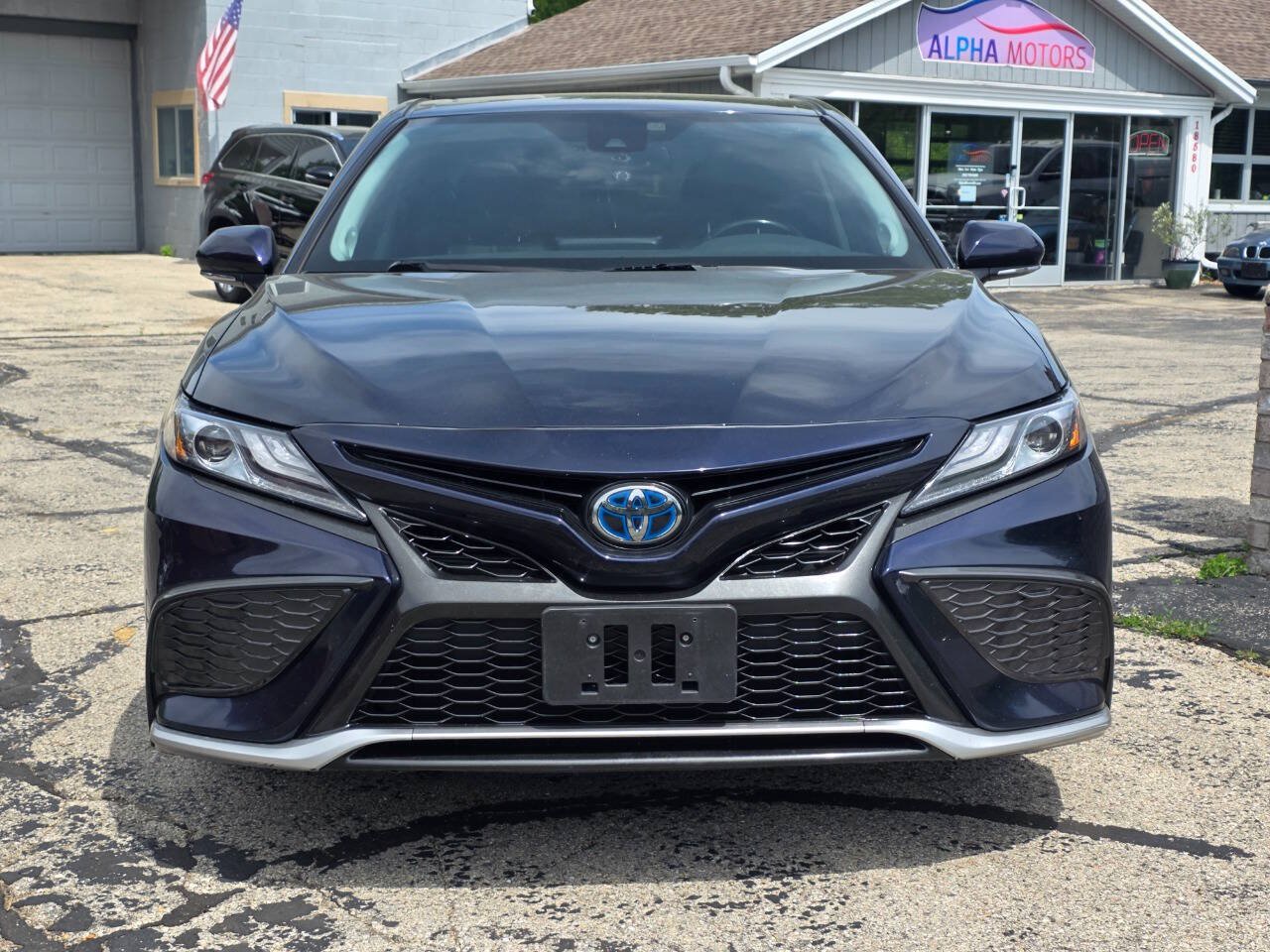 Used 2021 Toyota Camry XSE w/ Navigation Upgrade Package FWD image 2