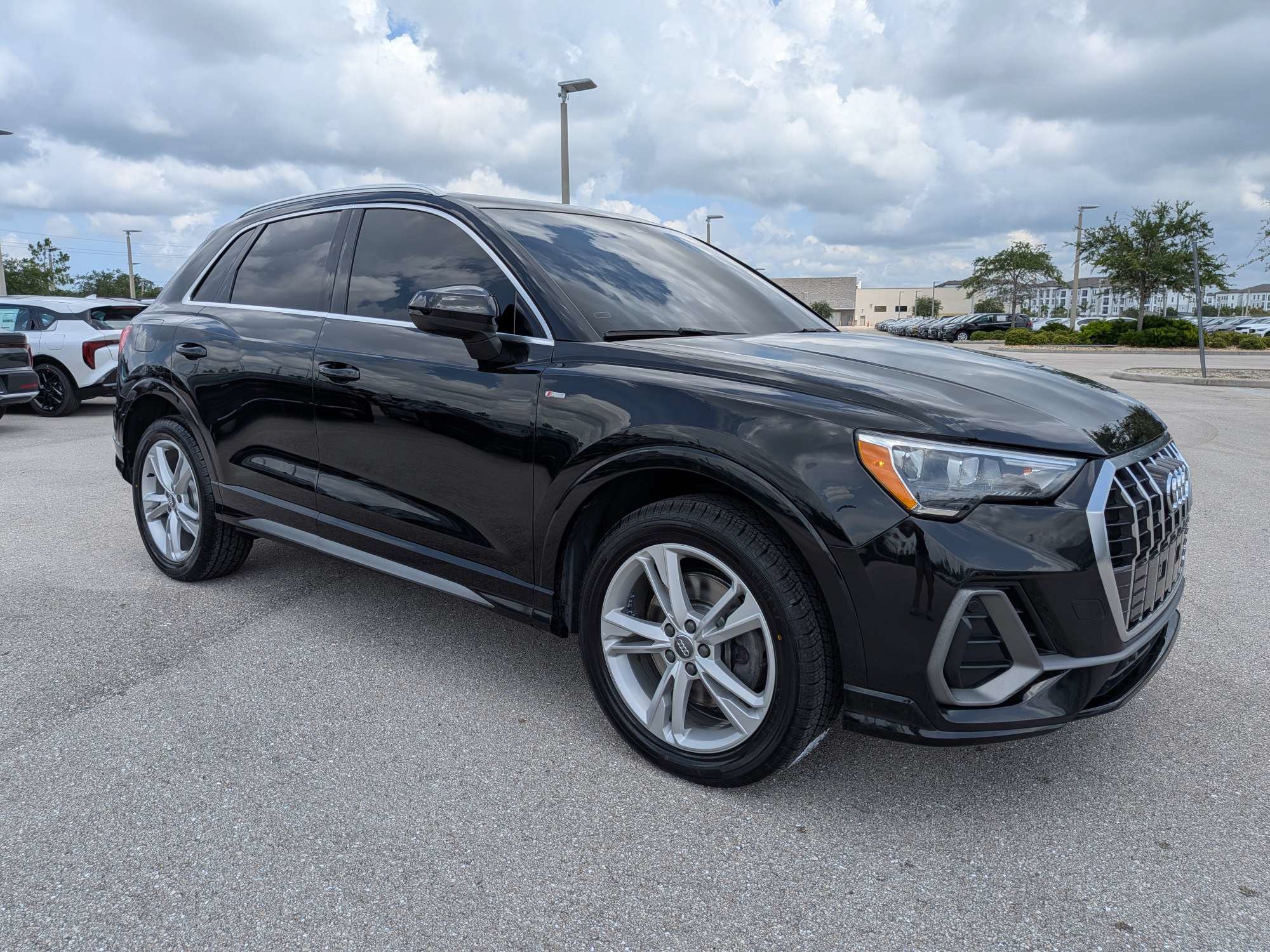Used 2020 Audi Q3 2.0T Premium w/ Convenience Package AWD/4WD image 2