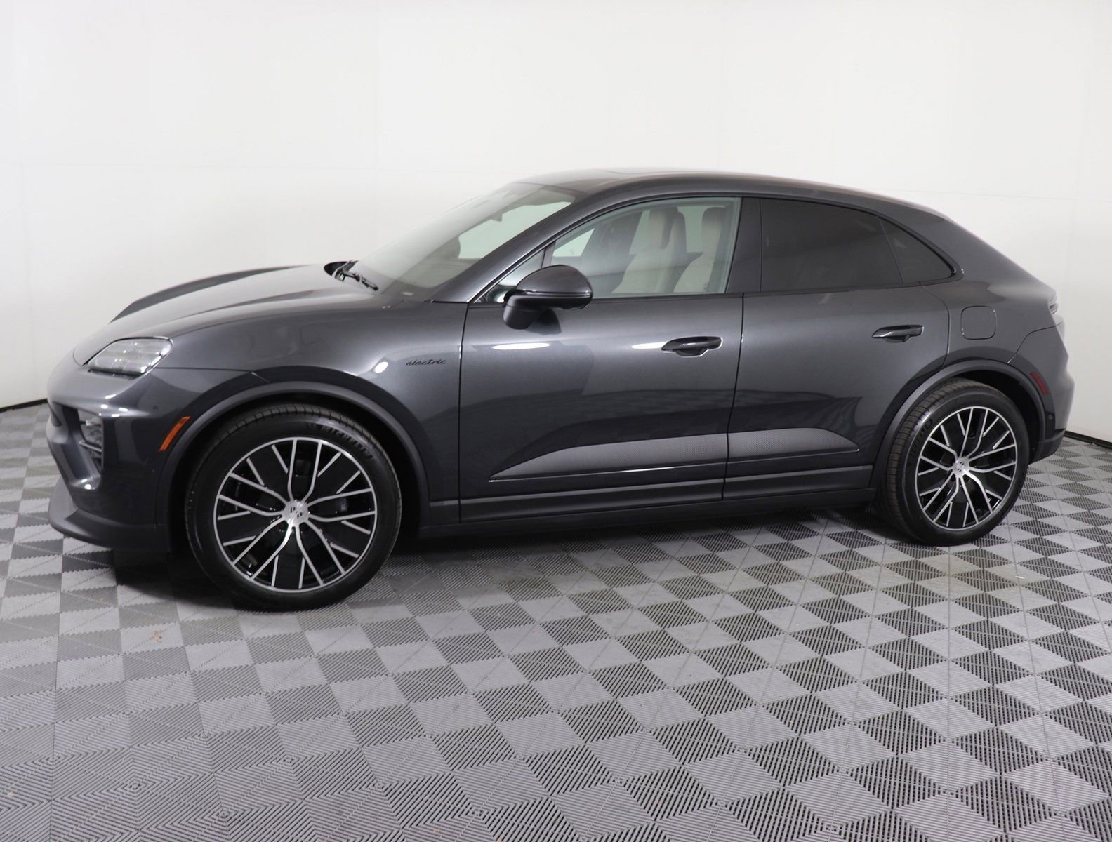 Certified 2025 Porsche Macan Electric RWD image 2