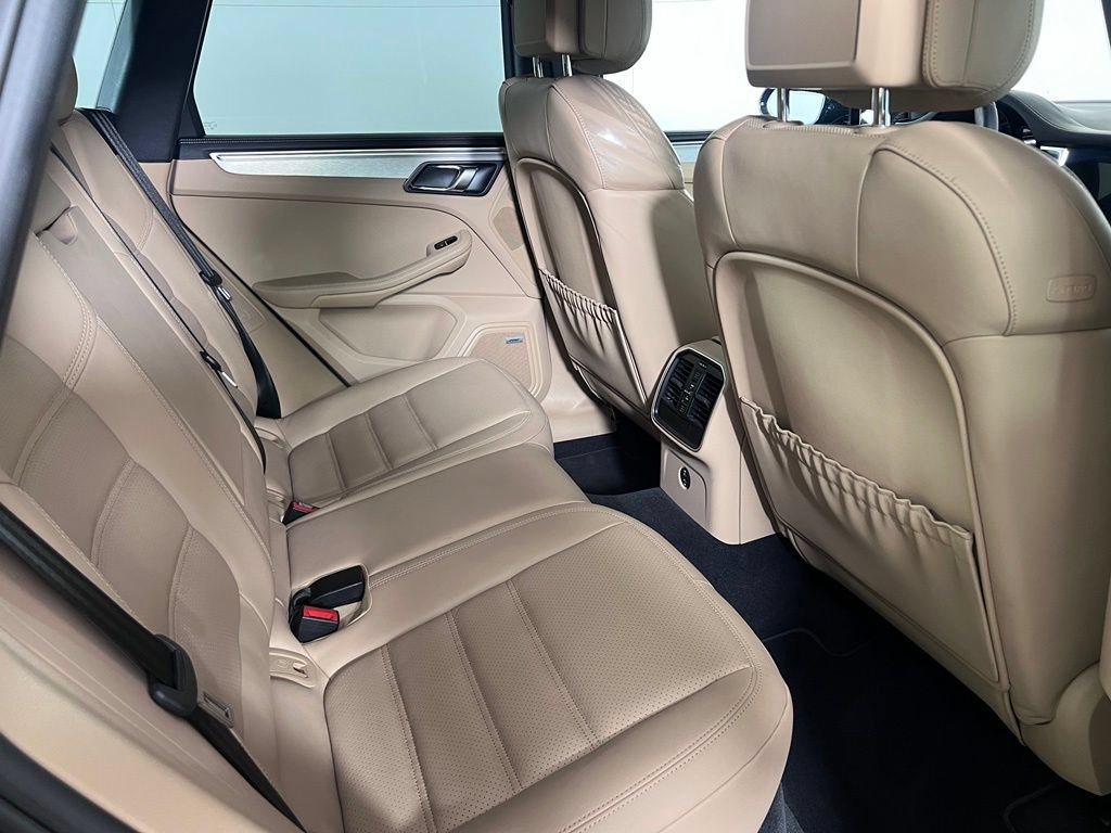 Certified 2020 Porsche Macan Turbo AWD/4WD image 23