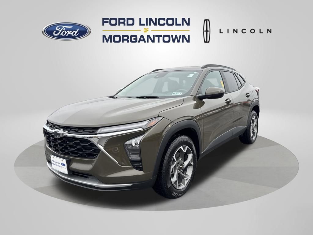 Used 2024 Chevrolet Trax LT w/ Sunroof Package FWD image 2