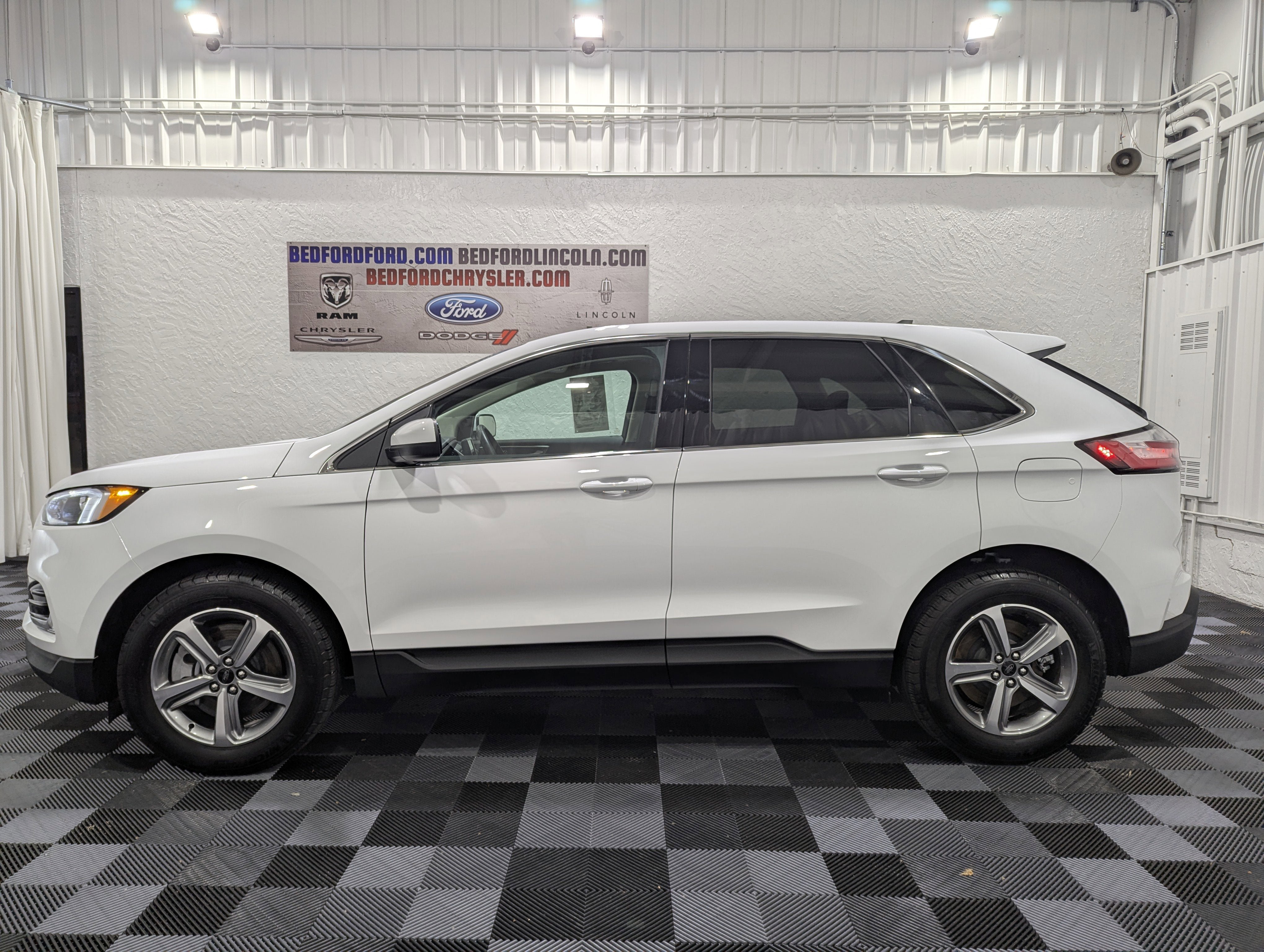 Used 2024 Ford Edge SEL w/ Convenience Package AWD/4WD image 2