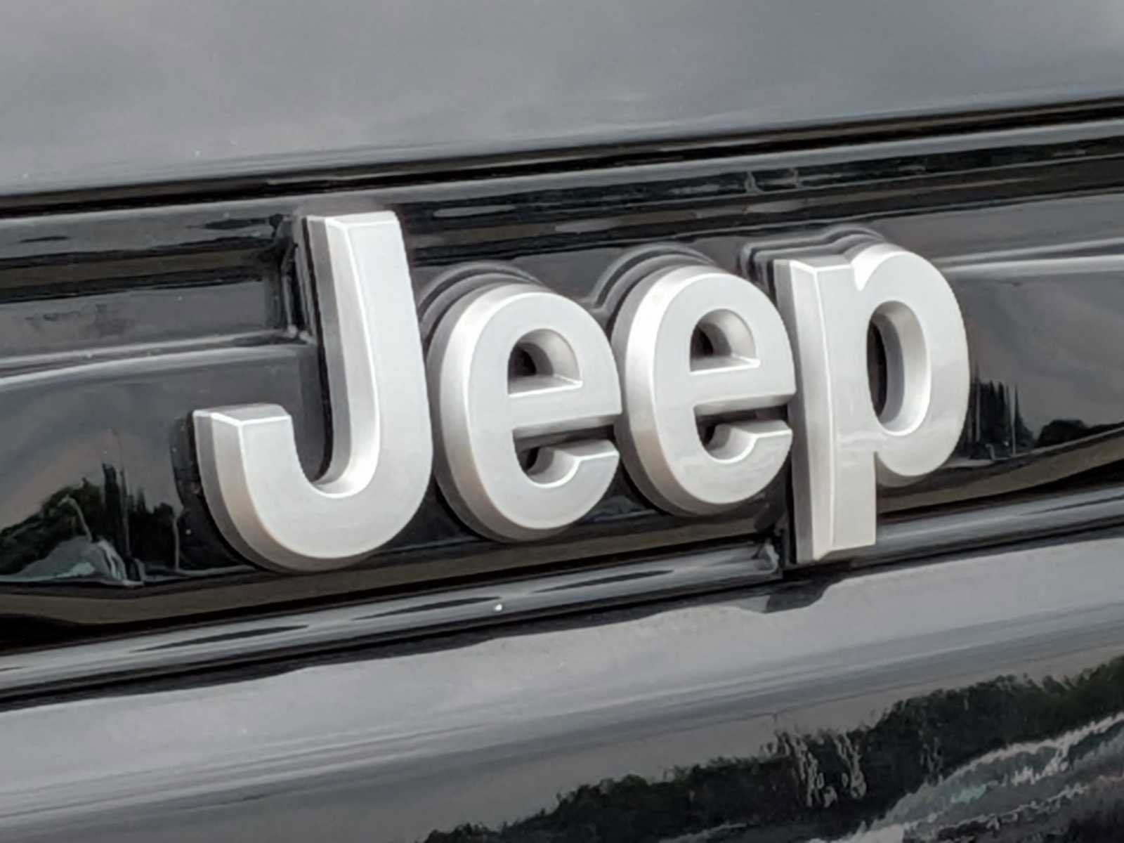 Used 2025 Jeep Grand Cherokee Laredo X w/ Luxury Tech Group I AWD/4WD image 11