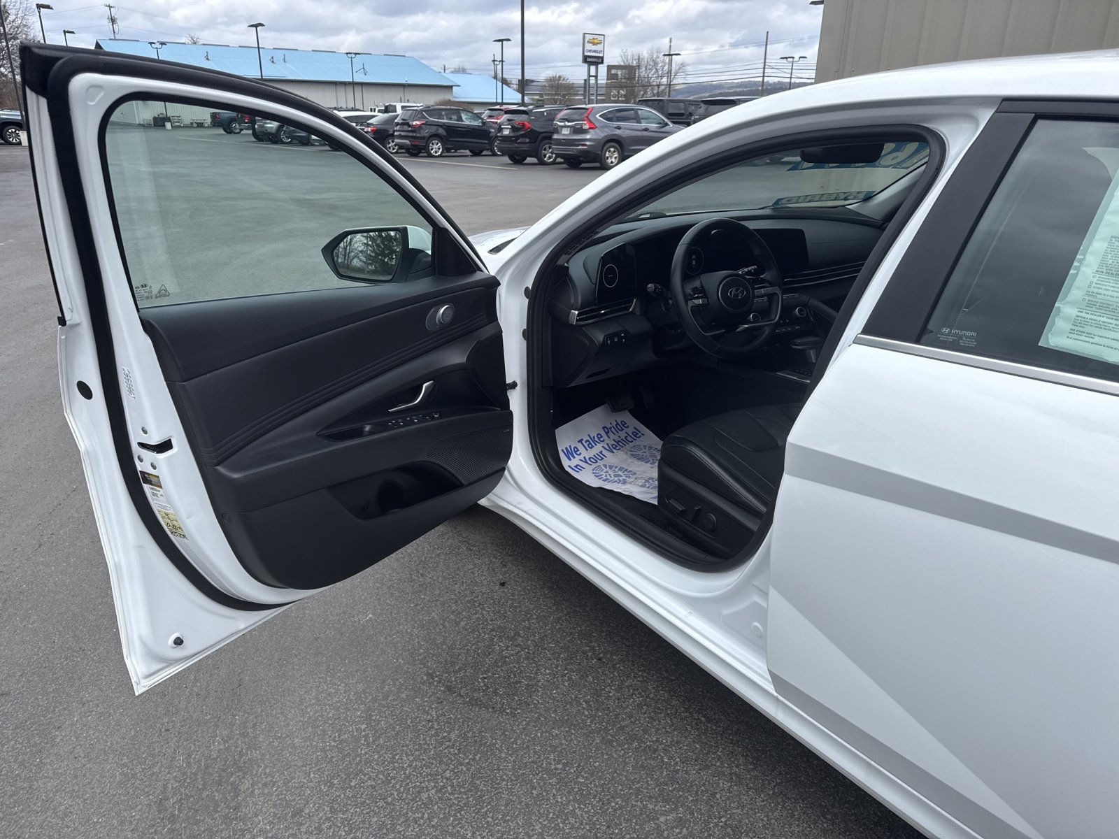 Used 2023 Hyundai Elantra Limited w/ Preferred Accessory Package FWD image 9