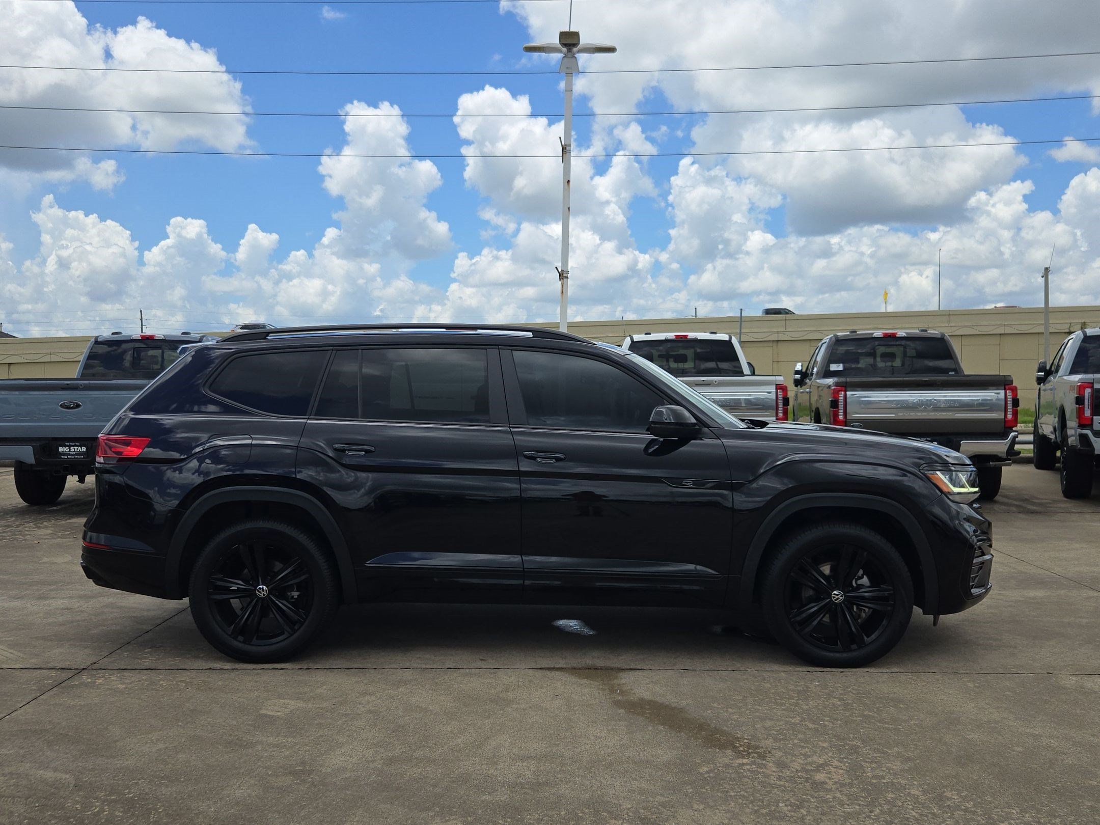 Used 2023 Volkswagen Atlas SEL R-Line AWD/4WD image 2