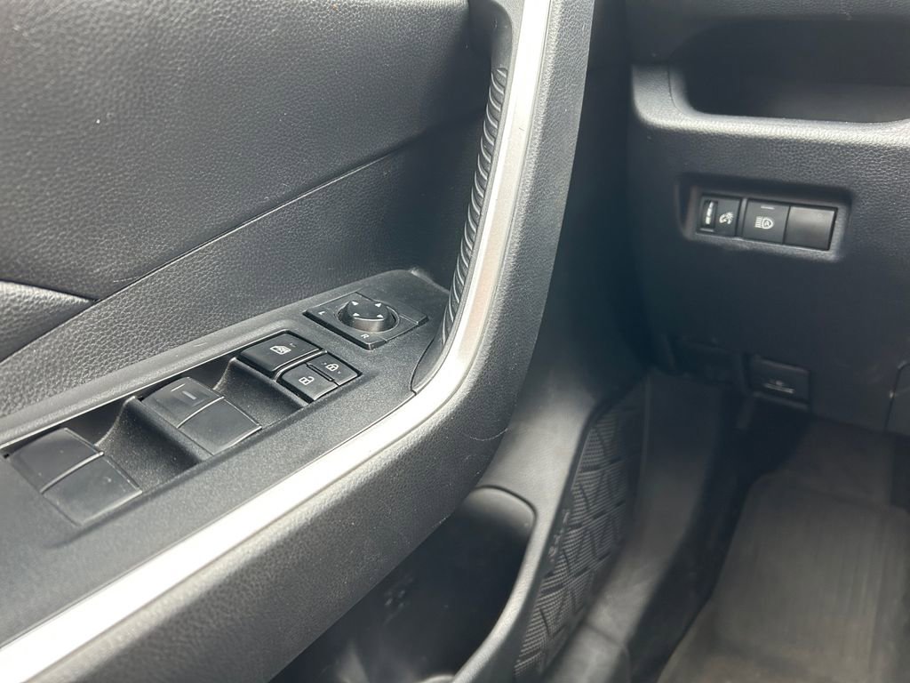 Used 2021 Toyota RAV4 LE AWD/4WD image 18