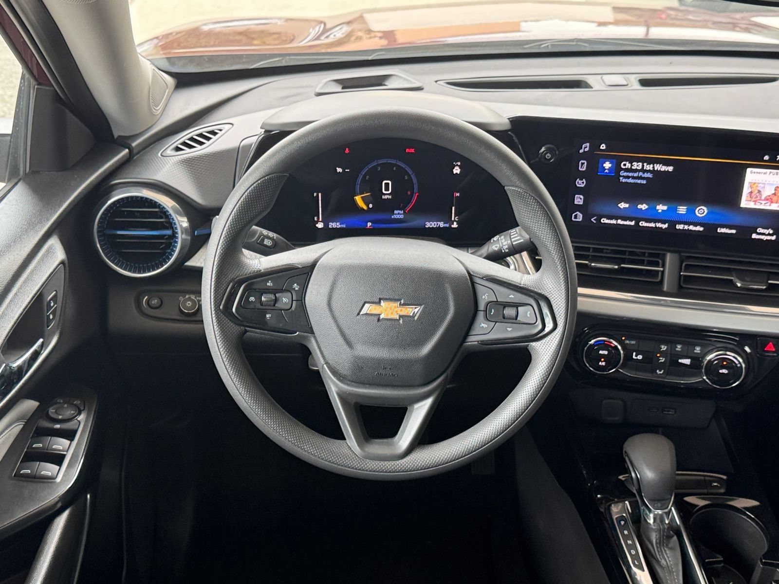 Used 2025 Chevrolet Trax LT FWD image 27