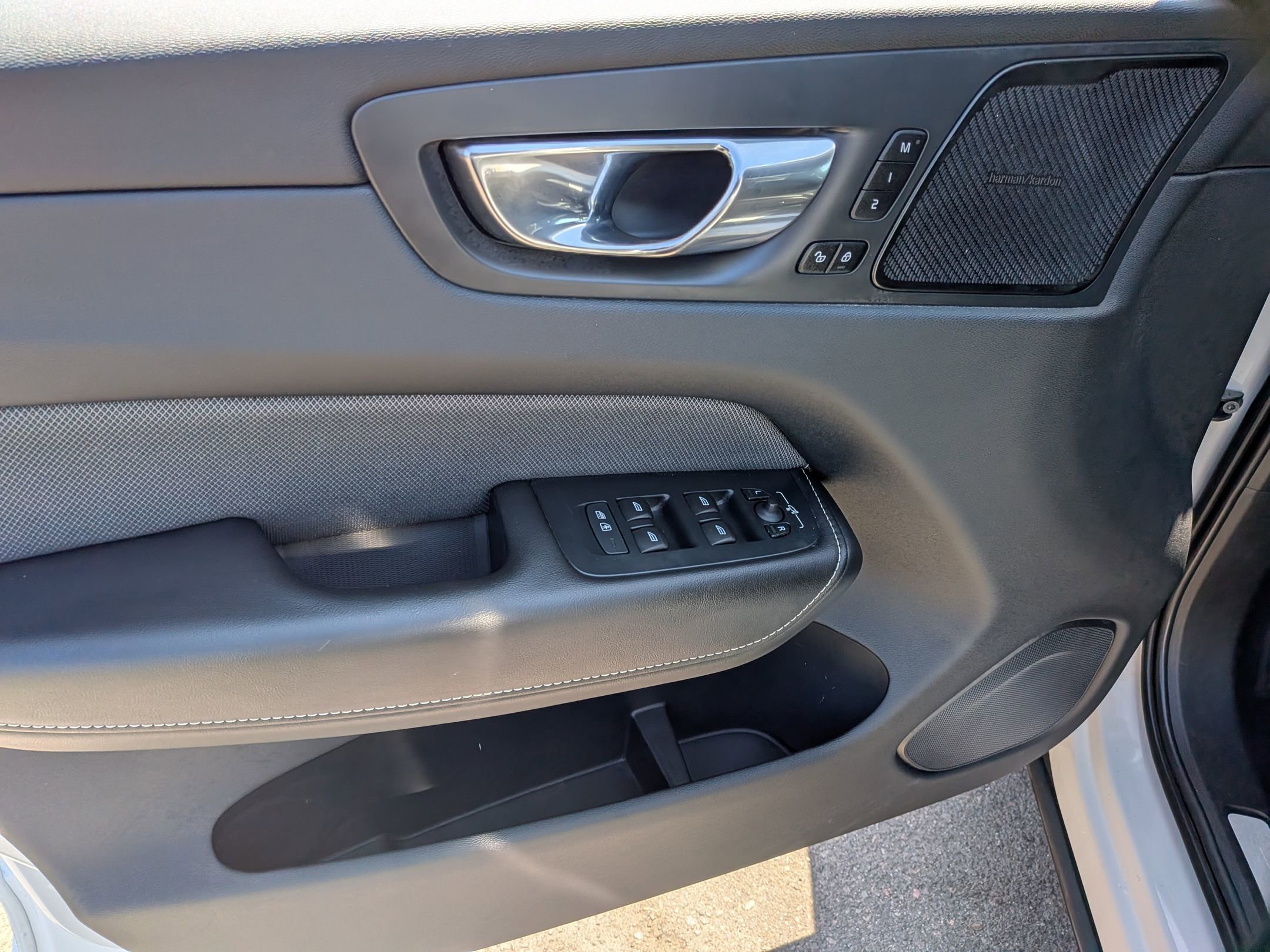 Used 2021 Volvo XC60 T8 R-Design w/ Advanced Package image 8