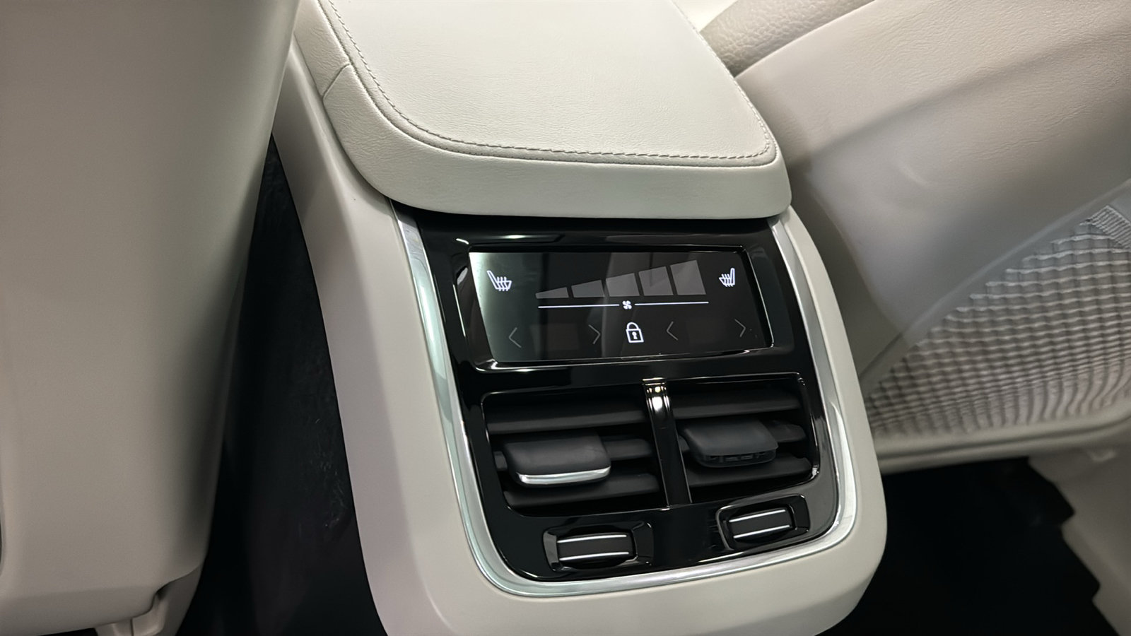 Used 2024 Volvo XC90 B5 Core w/ Protection Package Premier AWD/4WD image 28