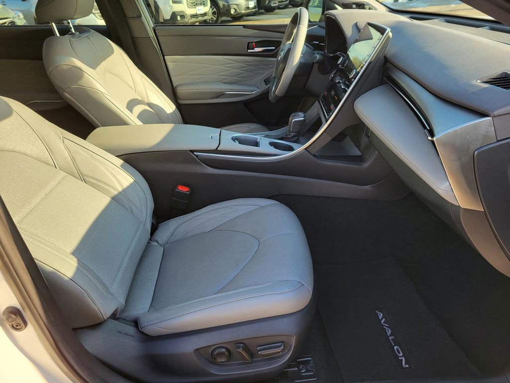 Used 2021 Toyota Avalon Limited image 9