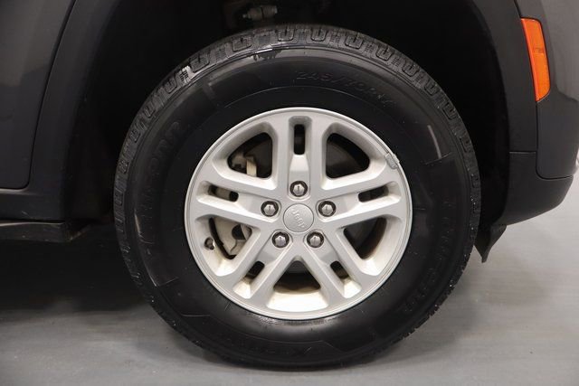 Used 2023 Jeep Grand Cherokee Laredo image 28