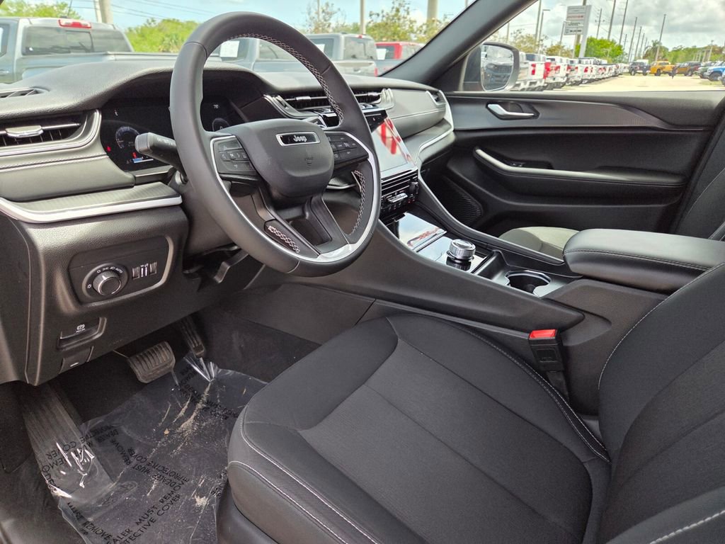 Used 2024 Jeep Grand Cherokee Laredo RWD image 23