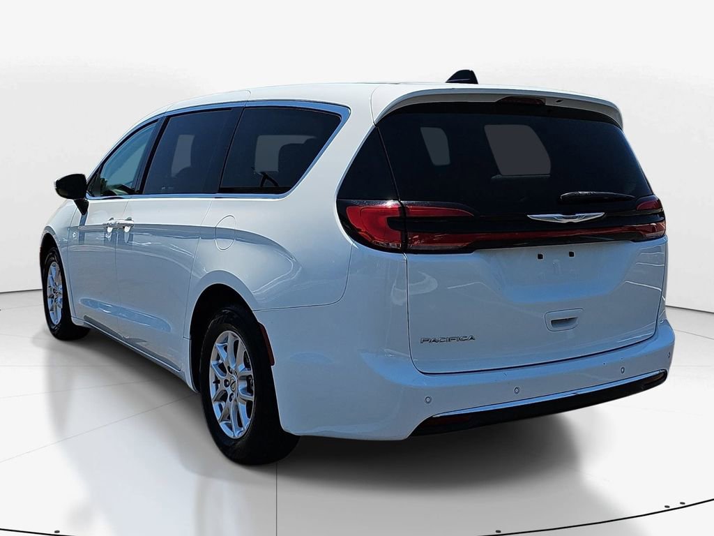 Used 2023 Chrysler Pacifica Touring-L FWD image 8
