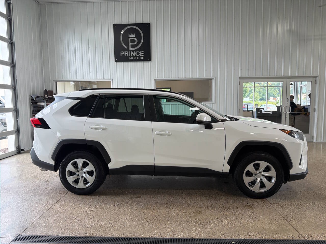Used 2021 Toyota RAV4 LE FWD image 5