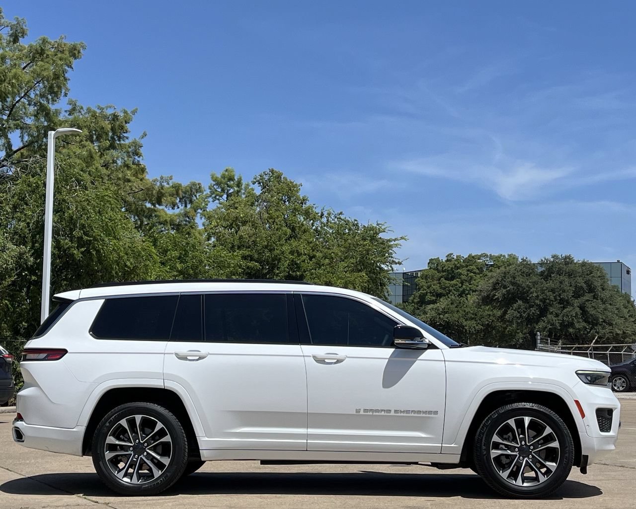 Used 2024 Jeep Grand Cherokee L Overland AWD/4WD image 3