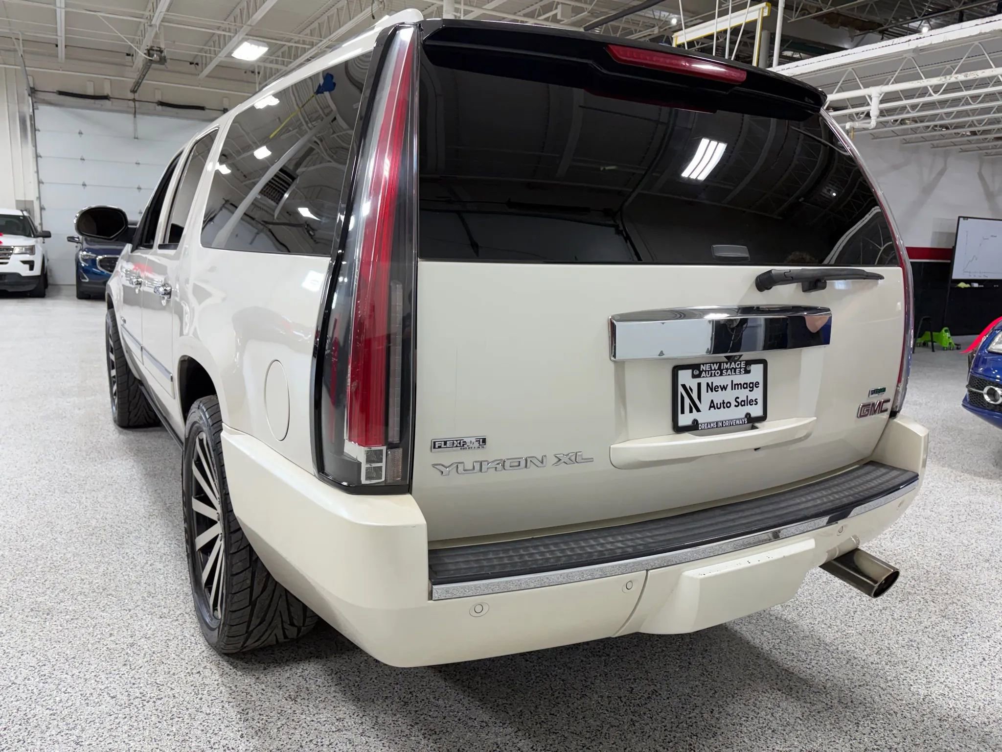 Used 2012 GMC Yukon XL Denali image 3