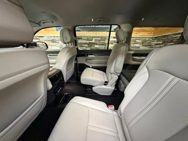 Used 2023 Jeep Wagoneer Series III AWD/4WD image 30
