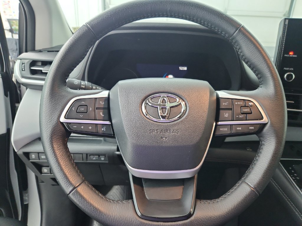 Used 2025 Toyota Sienna XLE FWD image 24