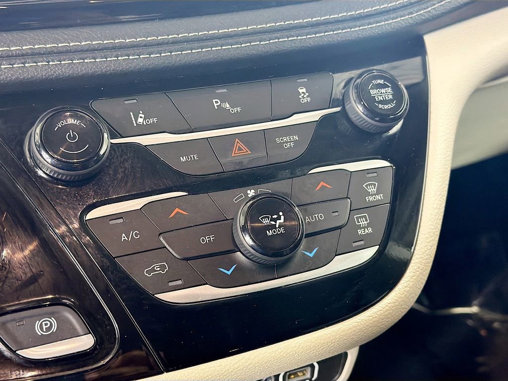 Used 2024 Chrysler Pacifica Select image 17